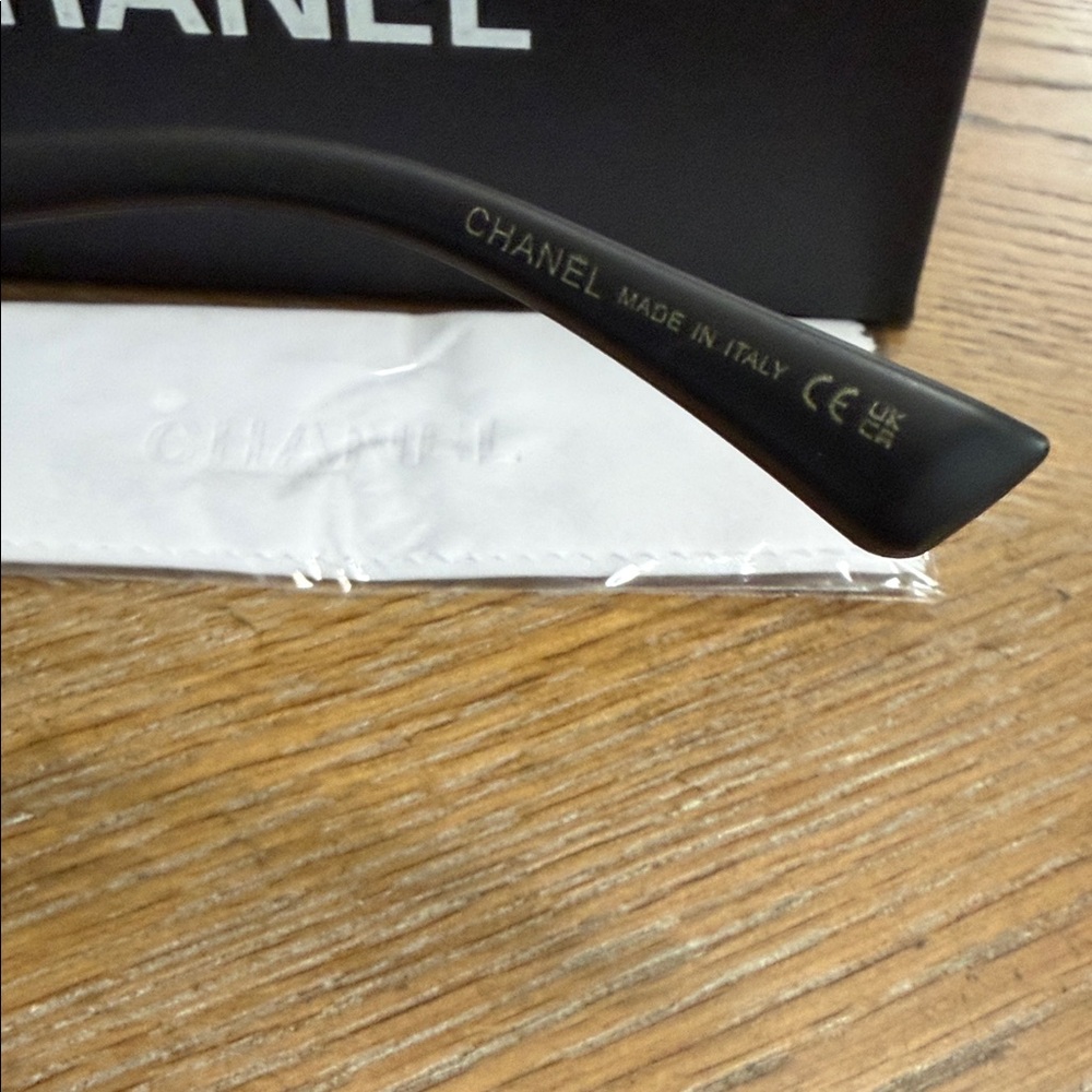 CHANEL Elegant Black & Silver Oversized Sunglasses - Picture 6 of 8